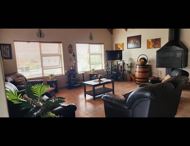 4 BEDROOM HOUSE FOR SALE IN PERLEMOENBAAI